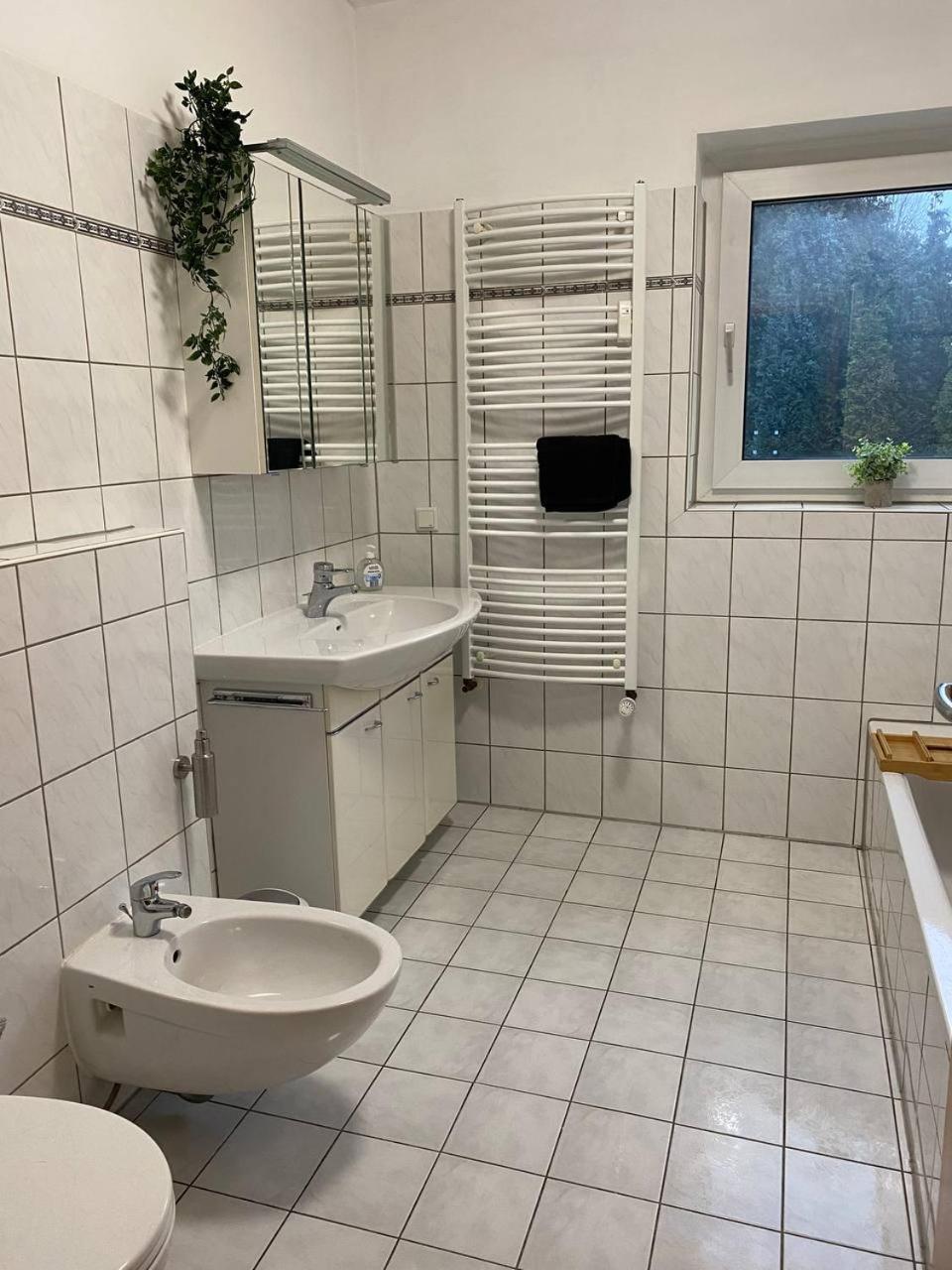 Haus Mit Garten - Kingbett - Wifi - Parkplatz Essen Bagian luar foto